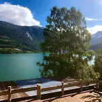 Olden By The Fjords Of Norway, Bjorkelund Apartmán *